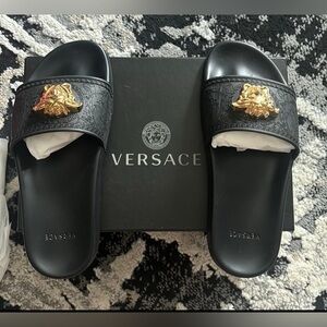 Versace Black Medusa Pool Slides Woman’s Size 9.  Worn 1 time.